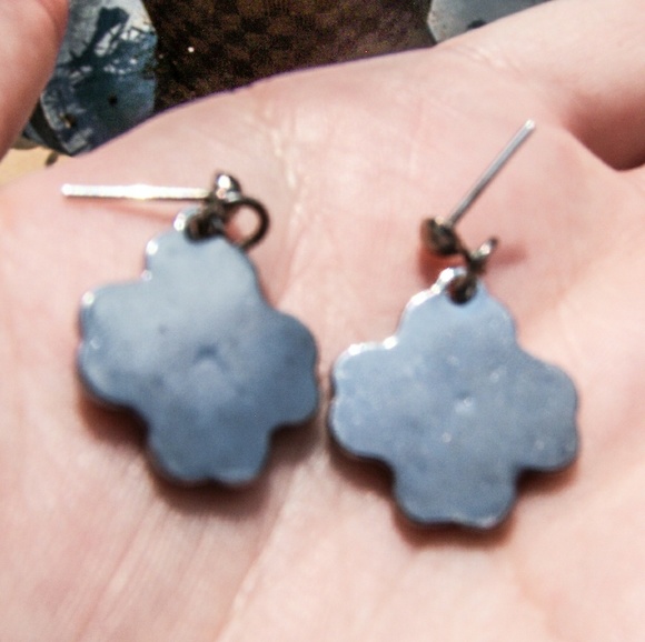 VINTAGE Blue Enameled Abalone Shell Flower Stud Earrings - Picture 2 of 2